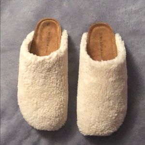 NWT faux fur Birkenstock style slippers in cream